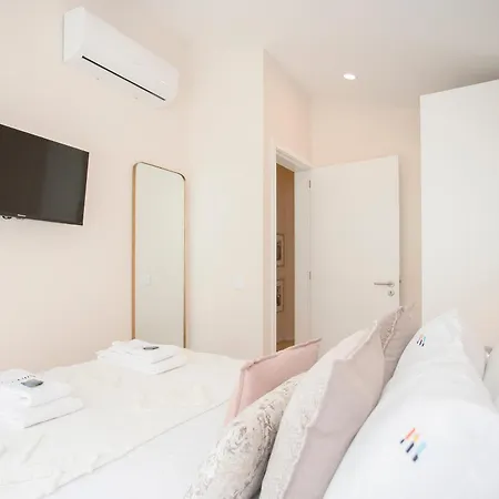 Liiiving In - Soho Urban Retreat