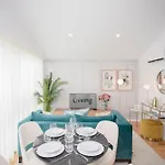 Apartment Liiiving In - Soho Urban Retreat